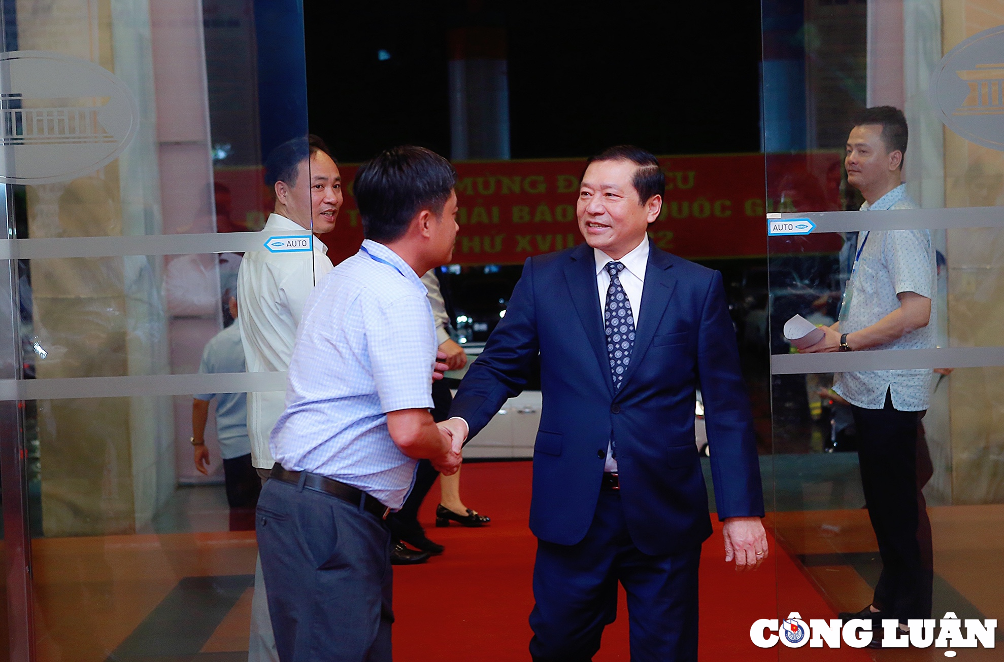 President Vo Van Thuong attends the 17th National Press Awards Ceremony 2022 photo 5