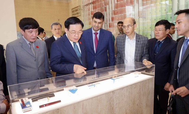Chủ tịch Quốc hội thăm tập đoàn đa ngành hàng đầu Bangladesh về dược phẩm, dệt may - Ảnh 2.