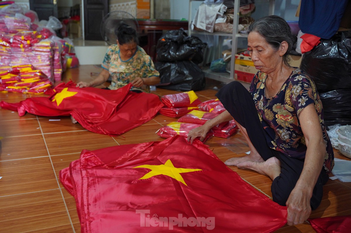 Pueblo artesanal especializado en coser y bordar banderas nacionales está ocupado antes del Día Nacional el 2 de septiembre foto 18