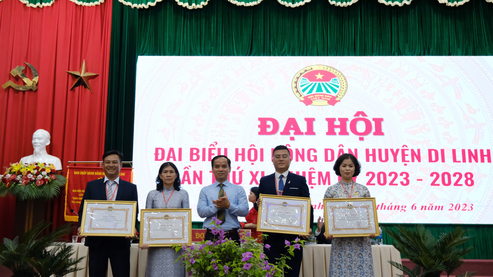 Collectives and individuals received certificates of merit from the Provincial Farmers' Association