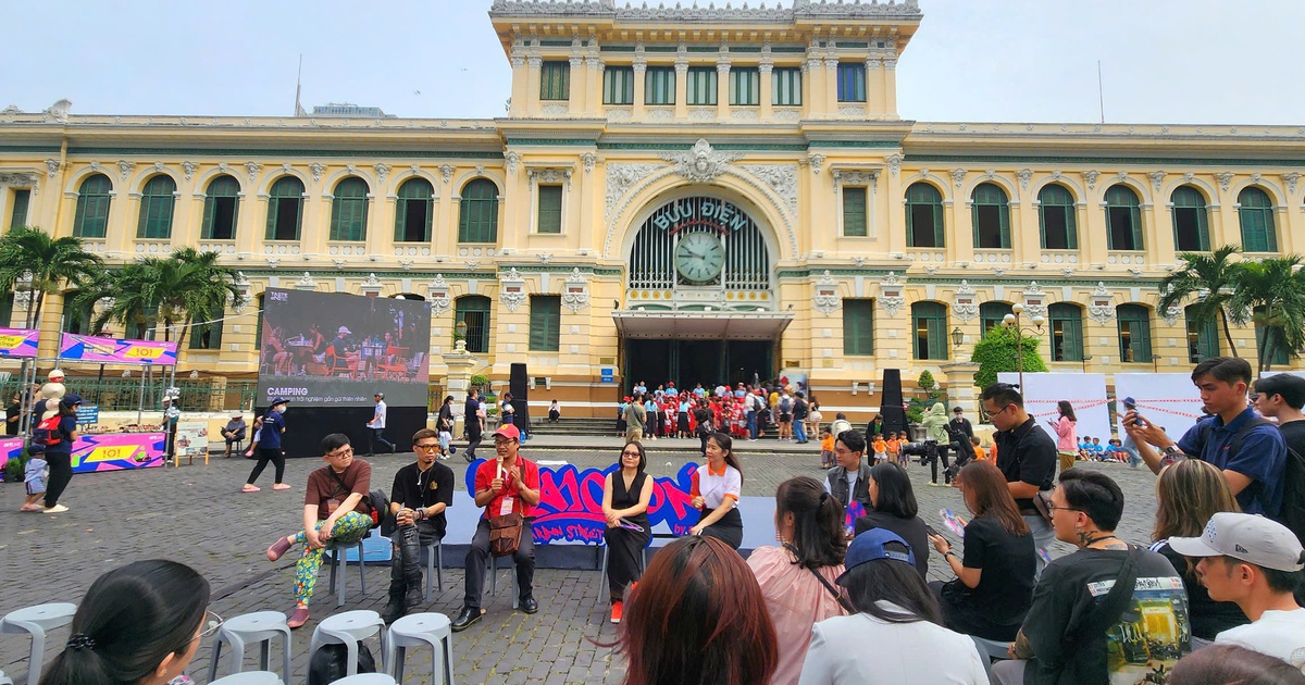 Experience free street art activities in front of Ho Chi Minh City Post Office