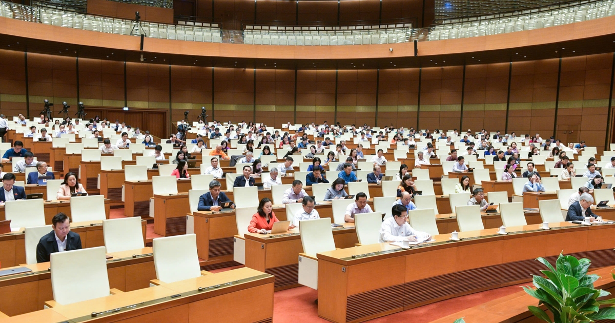 L'Assemblée nationale a examiné le travail du personnel et adopté de nombreuses lois et résolutions importantes.