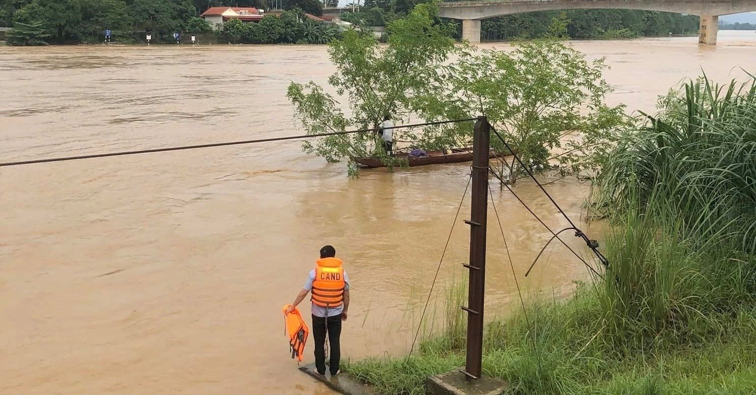 បុរស​ម្នាក់​នៅ Thanh Hoa ត្រូវ​បាន​ទឹក​ជន់​លិច​ចម្ងាយ ២ គីឡូម៉ែត្រ​រួច​រស់​ជីវិត​ដោយ​អព្ភូតហេតុ