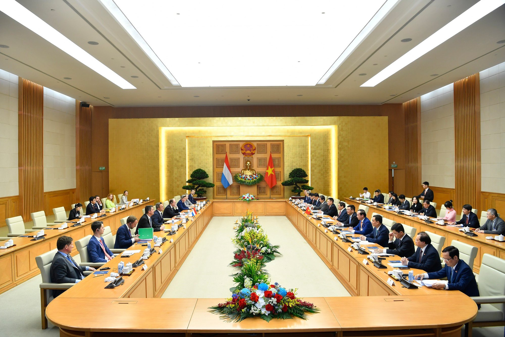 Le Premier ministre Pham Minh Chinh rencontre le Premier ministre du Luxembourg photo 5