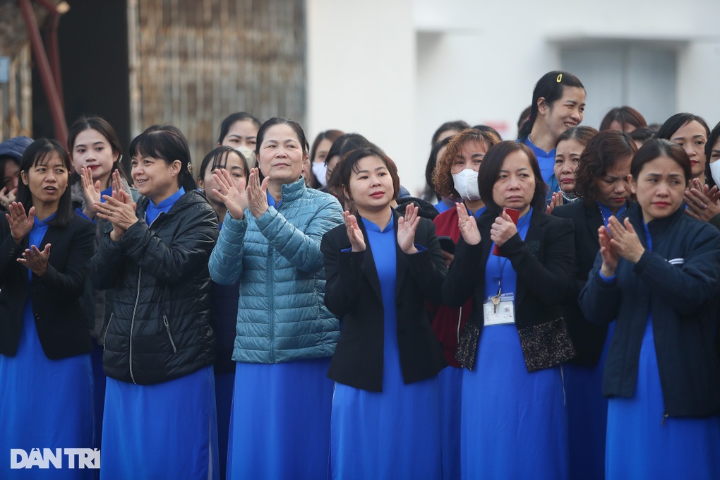 Nữ công nhân may mừng vì công việc, thu nhập ổn định 26 năm - 1