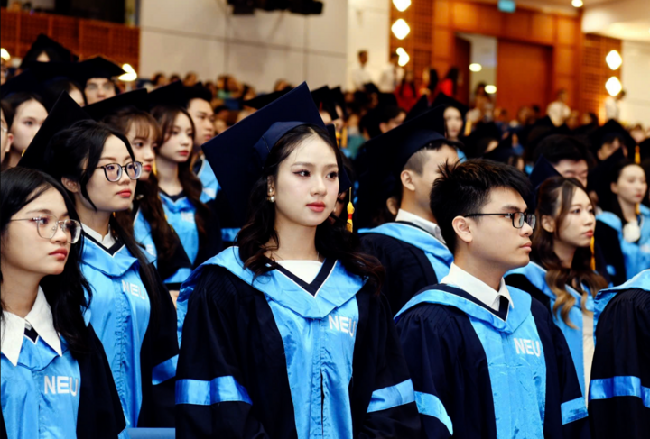 국립경제대학은 수업료를 연간 최대 2,500만 VND까지 인상할 계획입니다. (삽화)