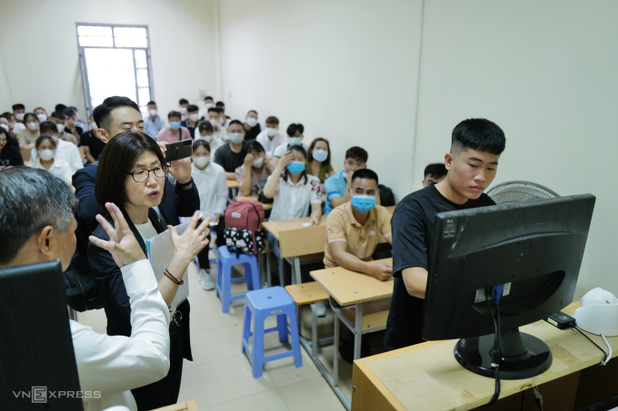 HRD Korea es responsable de crear preguntas, calificar, organizar turnos de examen, asientos y supervisores para el examen de competencia en idioma coreano en mayo de 2023. Foto: Ngoc Thanh