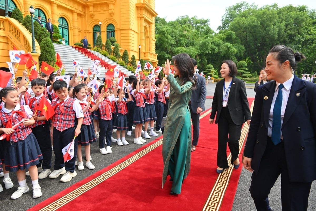 Frau Kim Keon Hee, die Frau des südkoreanischen Präsidenten, trägt das traditionelle vietnamesische Ao Dai. Foto: Regierungszeitung