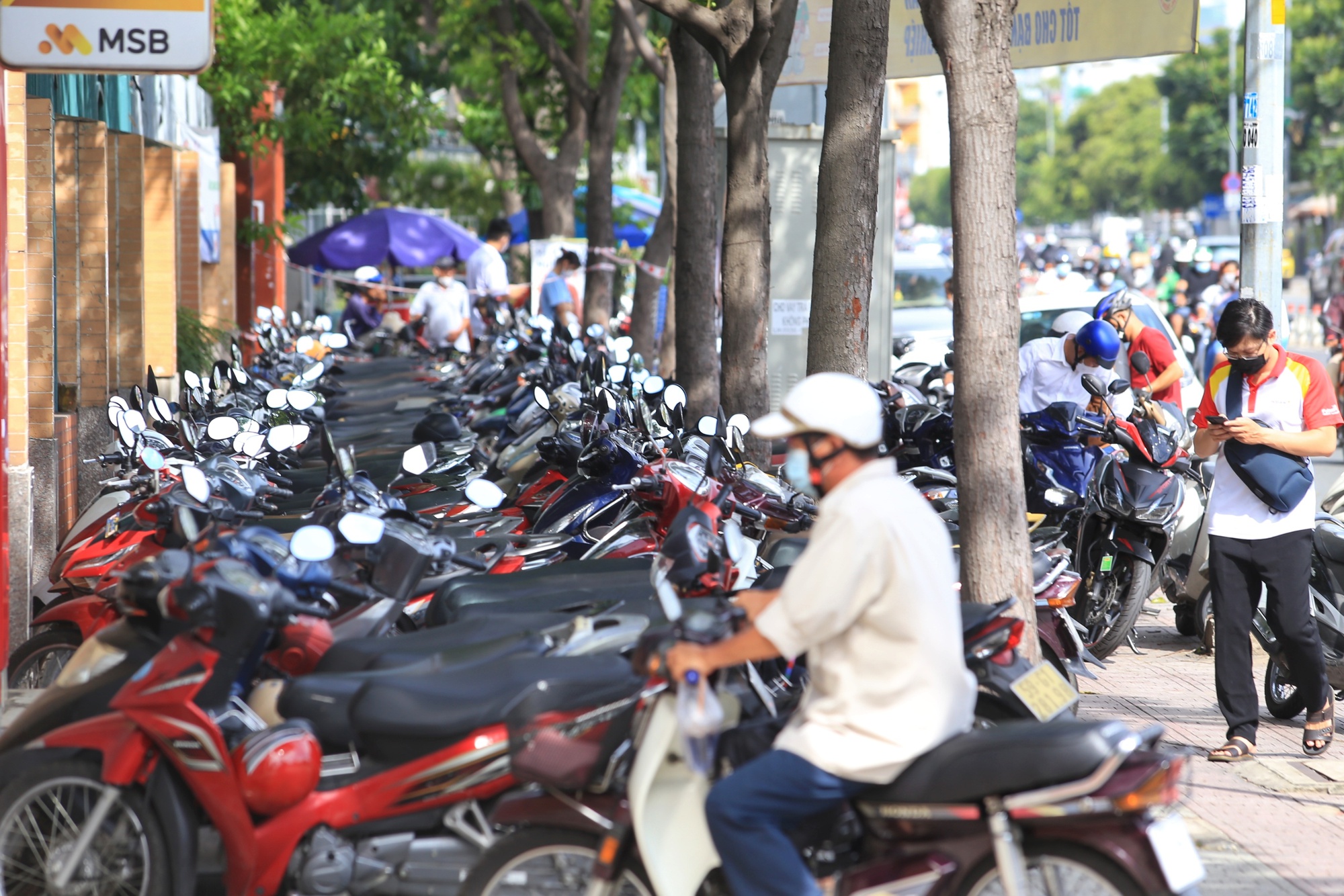 Sở GTVT TP.HCM tiếp tục 'đòi' vỉa hè trước cổng các bệnh viện  - Ảnh 1.