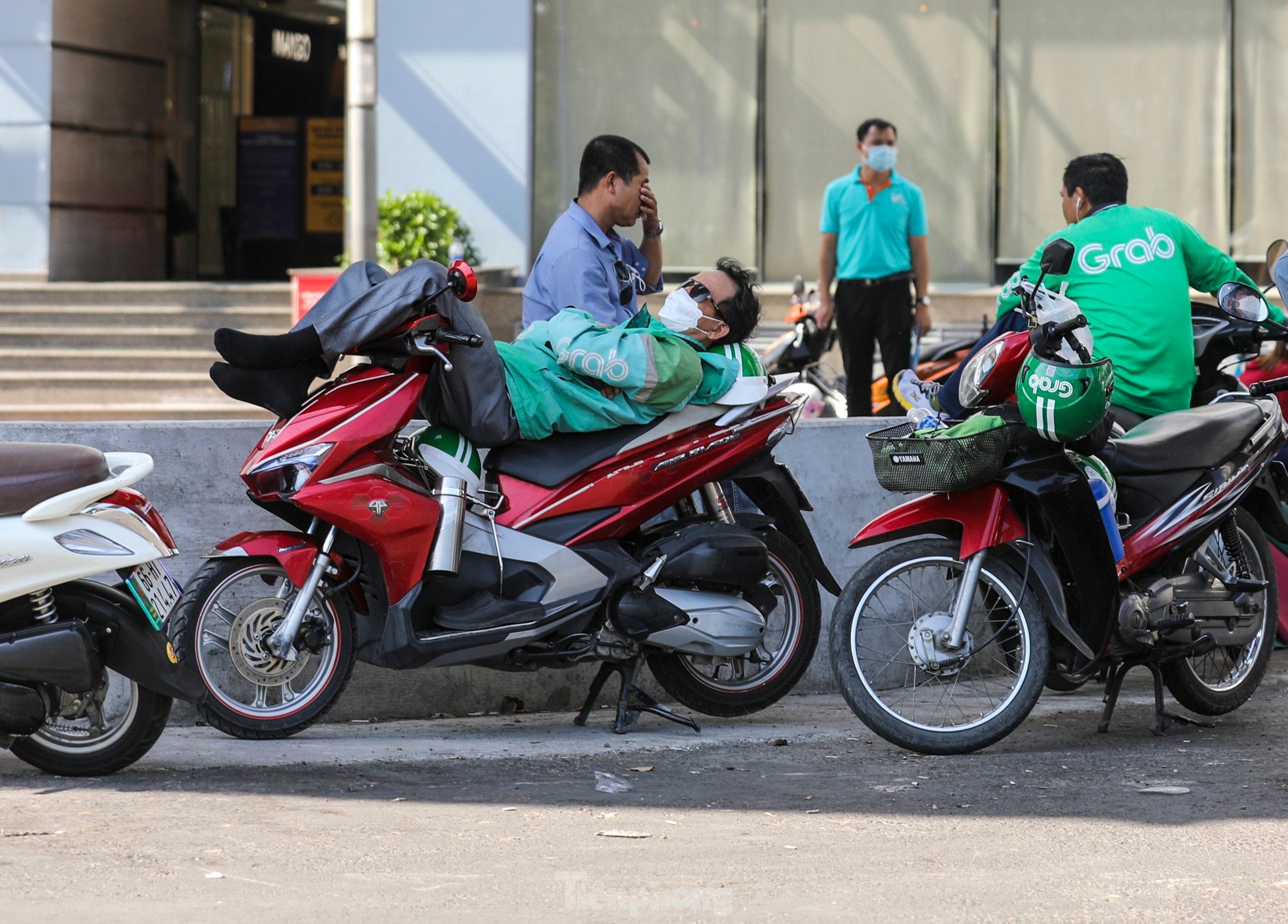 Ho Chi Minh City residents struggle under the heat of nearly 38 degrees Celsius photo 11