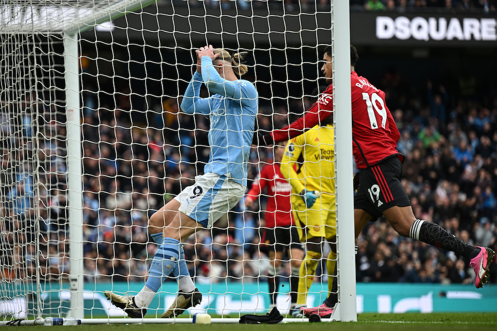 Foden đóng vai ‘hung thần’, Man City ngược dòng nhấn chìm M.U, HLV Ten Hag lâm nguy- Ảnh 2.