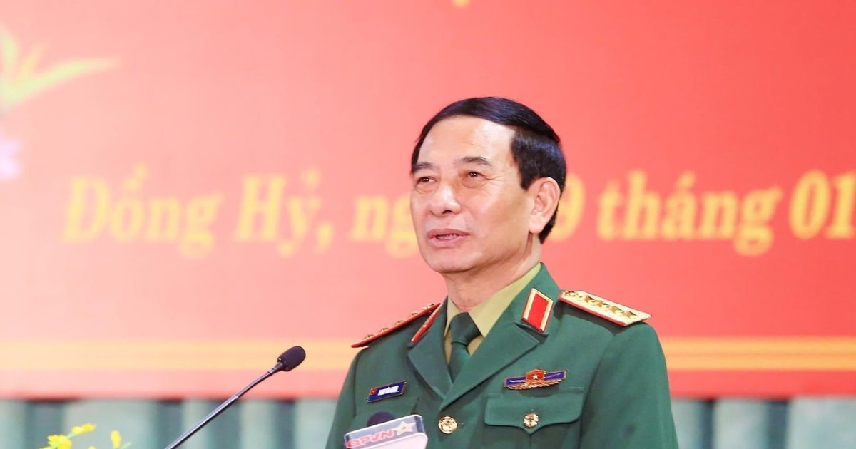 នាយឧត្តមសេនីយ៍ Phan Van Giang អញ្ជើញទៅសួរសុខទុក្ខ និងជូនពរឆ្នាំថ្មីនៅ Thai Nguyen