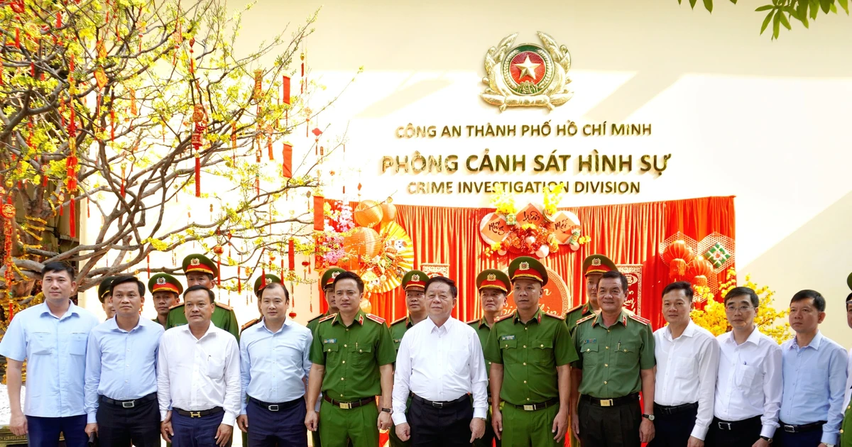 Head of the Central Propaganda Department visits and wishes a happy new year to the Criminal Police force and Ho Chi Minh City Police