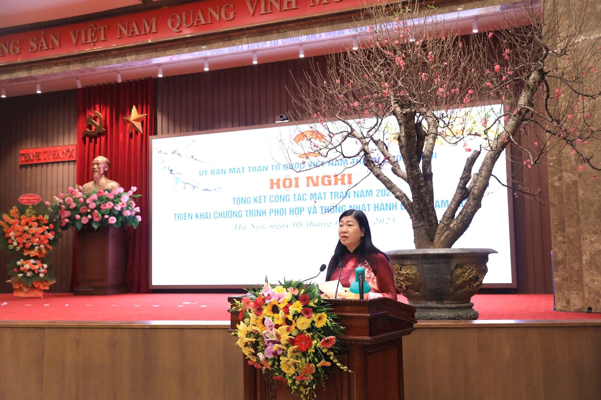 La Sra. Nguyen Lan Huong, Presidenta del Comité del Frente de la Patria de la Ciudad de Hanoi, habló en la conferencia.