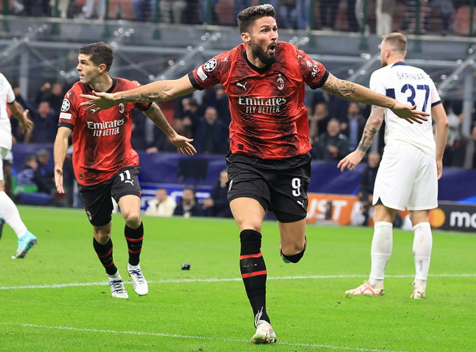 Giroud mừng bàn ấn định thắng lợi 2-1 cho Milan trước PSG trên sân San Siro ở lượt bốn bảng F Champions League. Ảnh: AC Milan