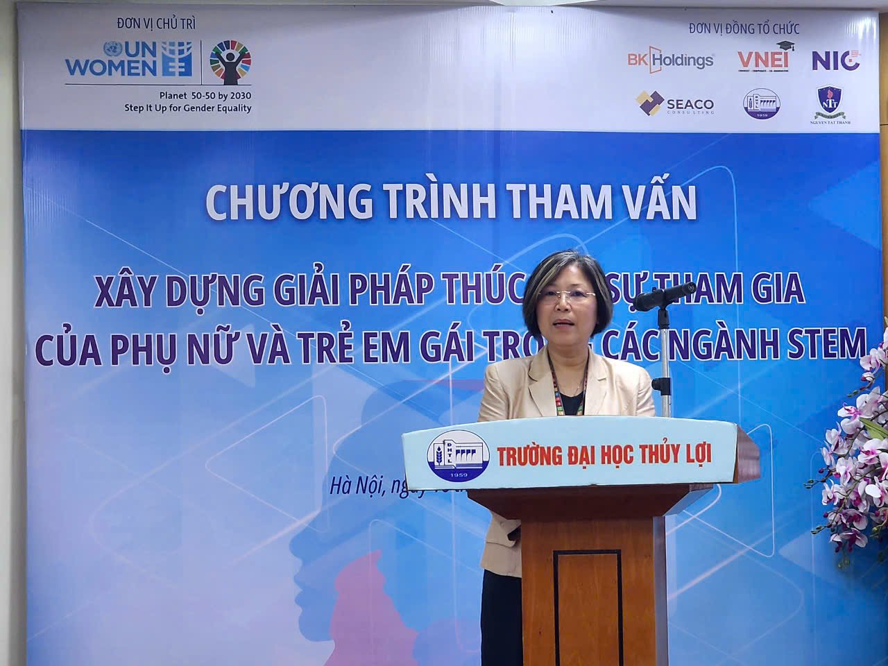 Bà Vũ Thu Hồng – Cán bộ Chương trình Phụ nữ, Hòa bình và An ninh – UN Women đã phân tích những tác hại của định kiến giới và những ảnh hưởng tới quá trình hướng nghiệp cho phụ nữ và trẻ em gái