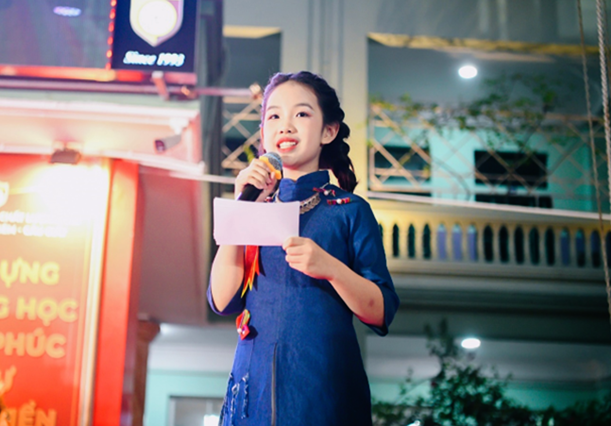 Lors du récent congrès des excellents étudiants du lycée et école secondaire Nguyen Binh Khiem (Cau Giay, Hanoi), Duong Tue Man, une élève de la classe 6D0, a surpris tout le monde avec son talent de mode.