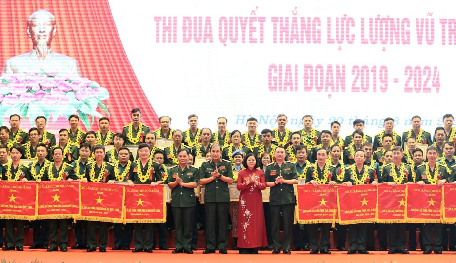 Leaders of the Central Government and Hanoi City took souvenir photos with typical advanced collectives and individuals who were awarded at the Congress.