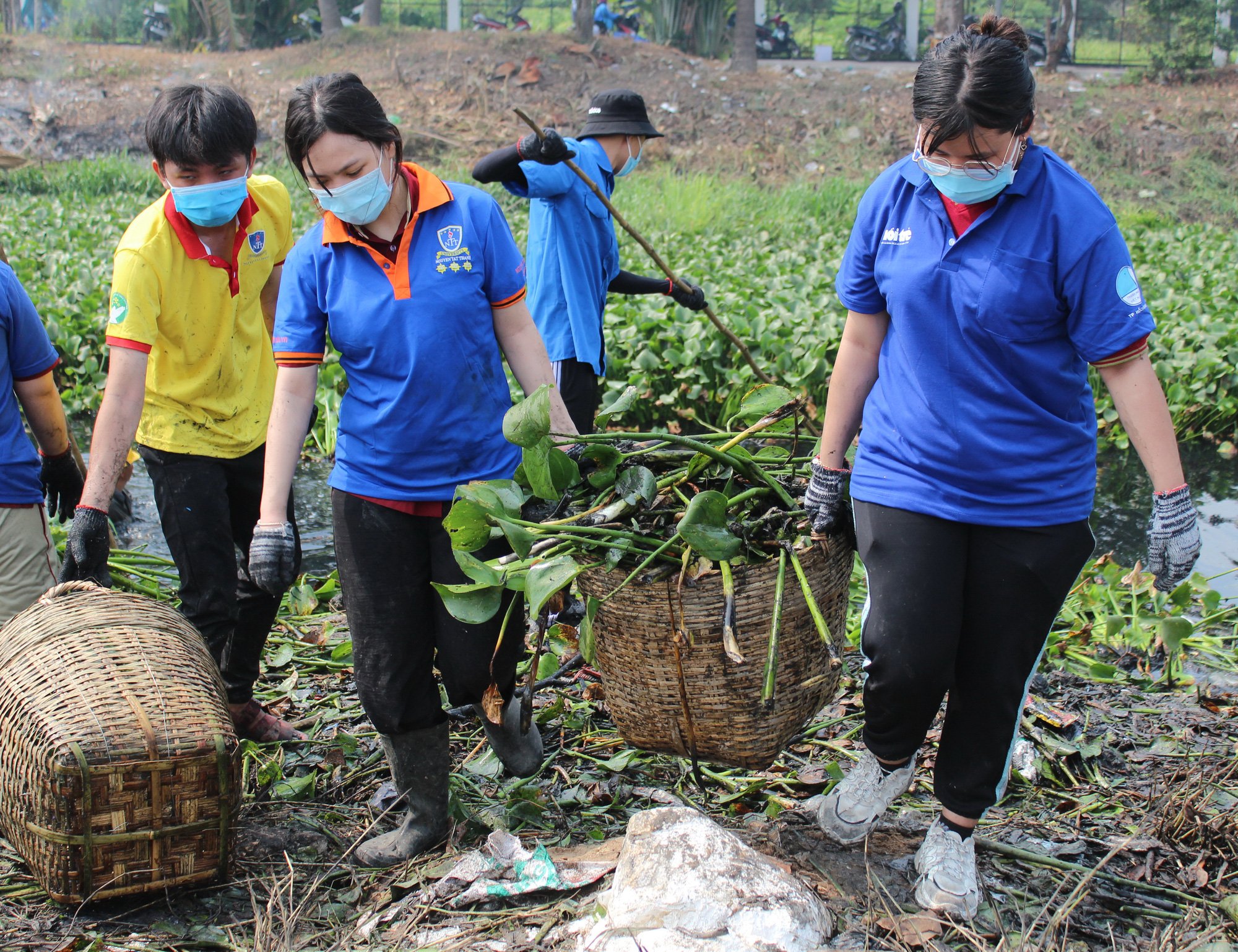 Các bạn trẻ TP.HCM cùng hành động xanh, khơi thông dòng chảy kênh rạch của thành phố - Ảnh: Q.LINH