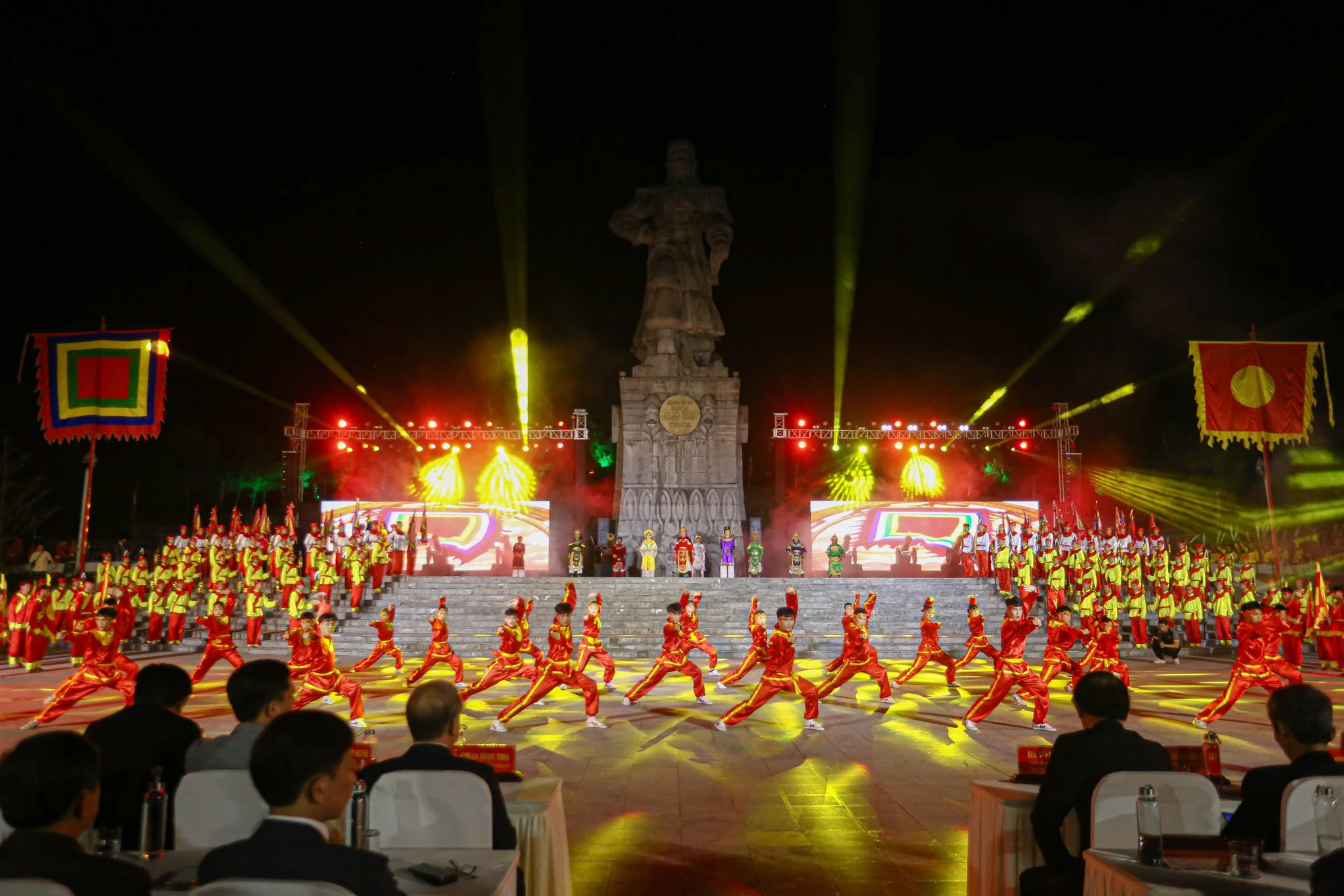 Hàng trăm diễn viên làm 'sống lại' thời khắc hoàng đế Quang Trung lên ngôi- Ảnh 9.