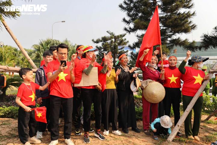 Die Meisterschaftsfeier der vietnamesischen Fans dauerte von gestern Abend bis zur Heimreise der Mannschaft.