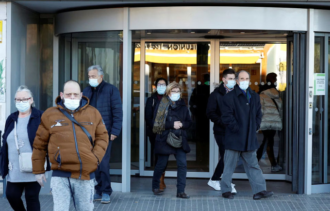 Menschen mit Gesichtsmasken vor dem Trias i Pujol-Krankenhaus in Badalona, ​​​​Spanien, 8. Januar. Foto: Reuters