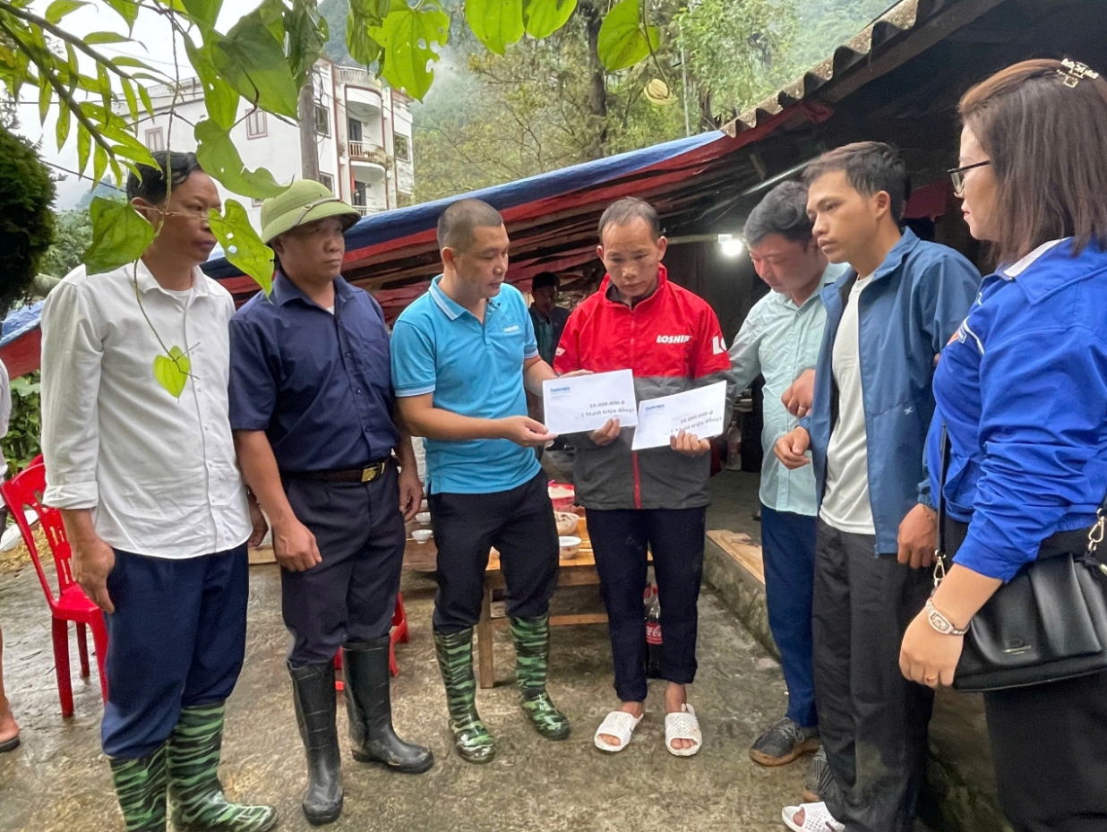 Jugendgruppe überreicht Geschenke zur Unterstützung der Familie der Opfer des Mordfalls Lao Cai, Foto 1