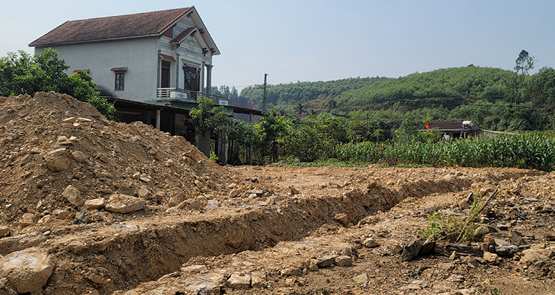 紛争が発生したのは、Hung Trach コミューンの地図シート番号 23、番号 418 と番号 500 の 2 つの隣接する土地区画です。