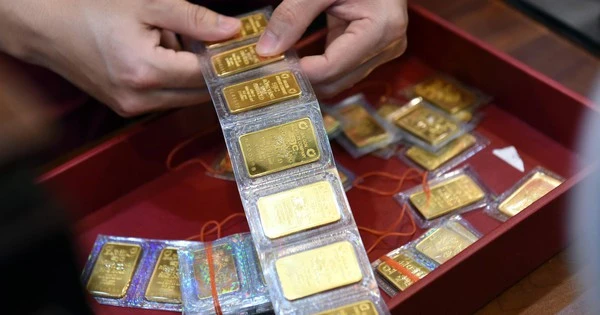 Gold buyers cry when price 'evaporates' 2 million VND/tael in the blink of an eye