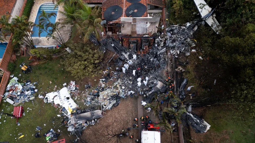Zwei Kinder bei Flugzeugabsturz in Brasilien tot bestätigt Foto 1