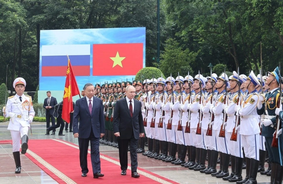 International press reports prominently on Putin's visit to Vietnam