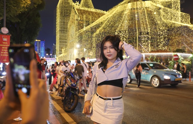 호치민시 크리스마스 이브에 미녀들이 아름다움을 뽐내고 있다 (사진 2)