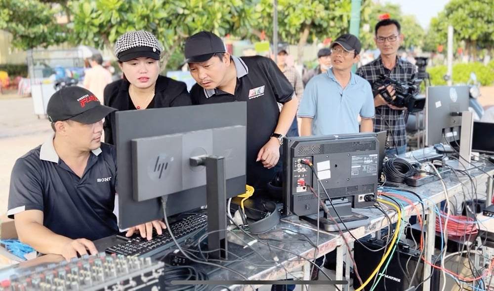 PTQ reporters and technicians prepare for the live broadcast of the art program 