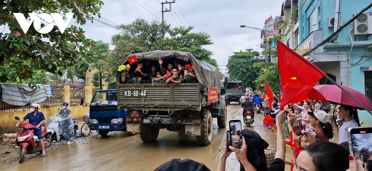 nguoi dan vung lu yen bai bin rin chia tay bo doi hinh anh 16