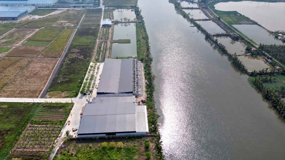 Part of the construction violates the protection corridor of the irrigation works running along Dinh Dao canal. Photo: Tien Bao