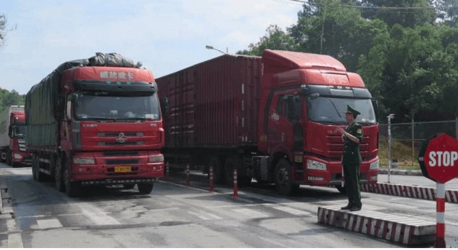 Check goods, guide import and export procedures across Lang Son border.