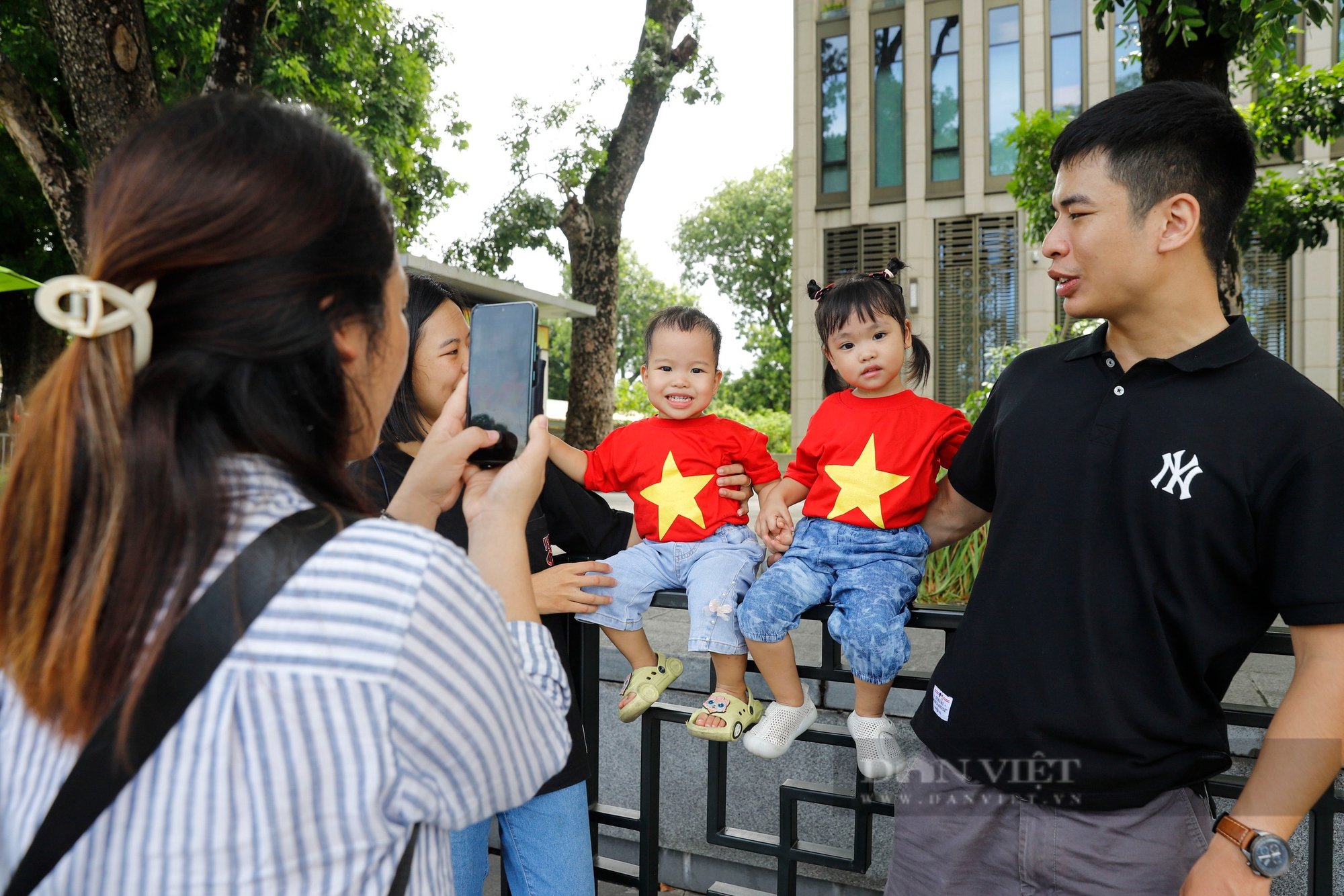 Trẻ em theo gia đình ùn ùn đến Quảng trường Ba Đình chụp ảnh trước ngày Quốc khánh 2/9- Ảnh 12.