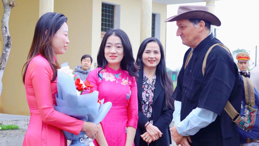 Vertreter des Tourismusministeriums überreichten der Touristengruppe, die mit dem Luxuszug Sjourney in Quang Binh ankam, Blumen.