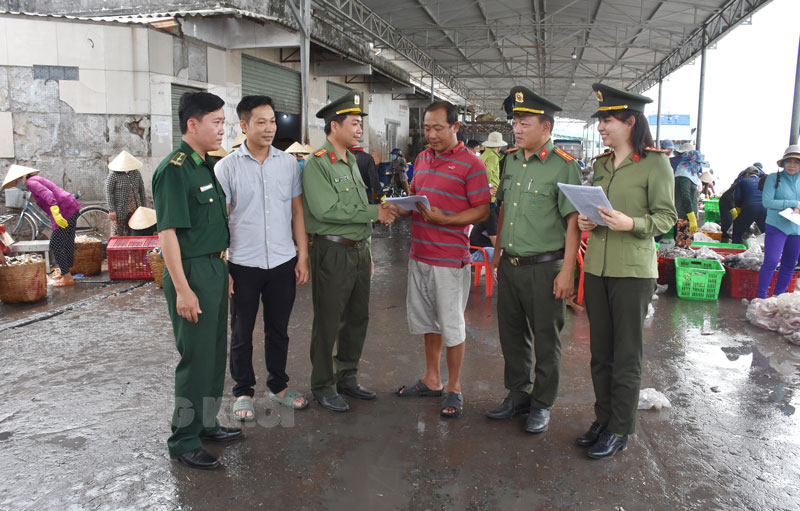 Lực lượng An ninh kinh tế phối hợp với Bộ đội Biên phòng tuyên truyền, nhắc nhở chủ tàu tại cảng cá An Thủy trước khi ra khơi.