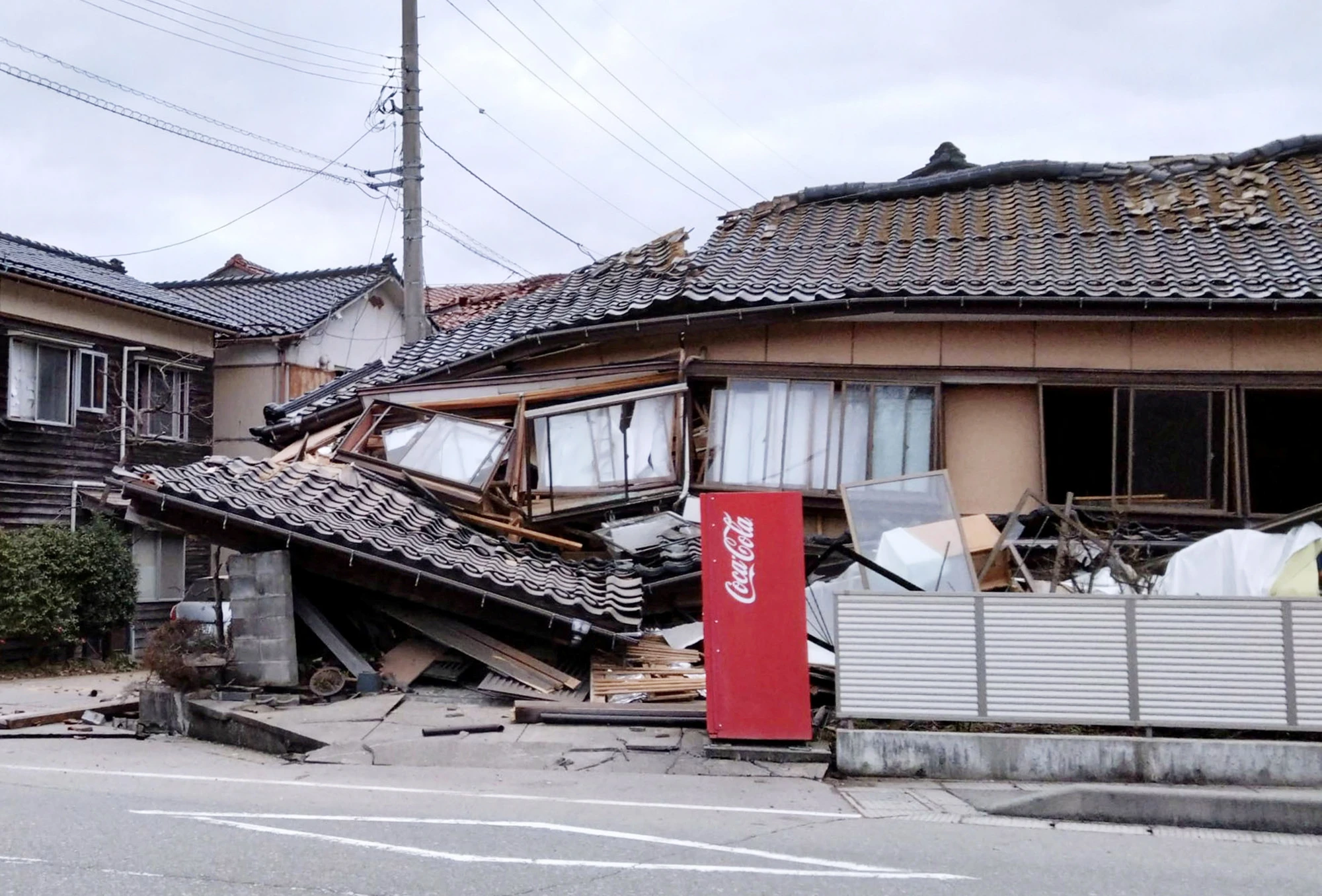 Vietnamese in Japan help each other with water bottles and instant noodles after the terrible earthquake