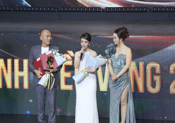 Thu Trang received the award for 