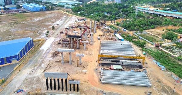 Fermeture de la route menant au tunnel de Hai Van pour effectuer des travaux de dynamitage en vue de la construction de la route reliant le port de Lien Chieu