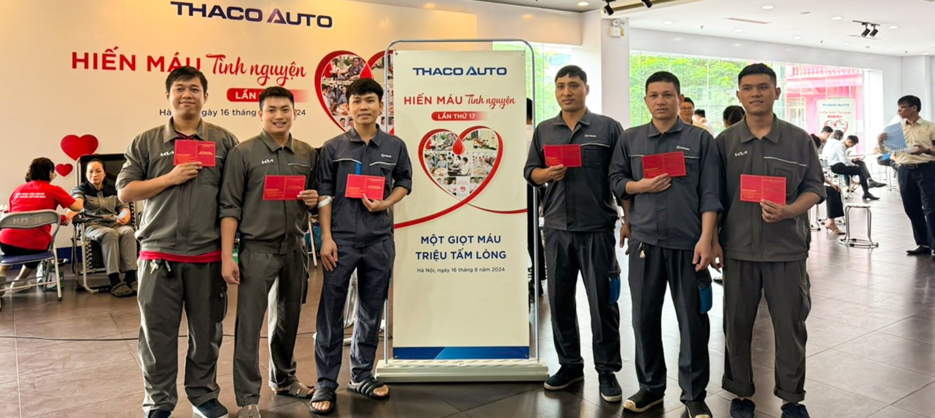 CBNV tại Kho Phụ tùng - Vật tư THACO AUTO hào hứng nhận giấy chứng nhận sau hiến máu