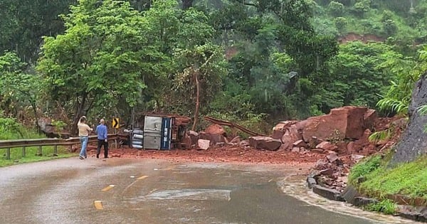 Mưa lớn làm sạt lở đất đá, tắc giao thông trên quốc lộ 6