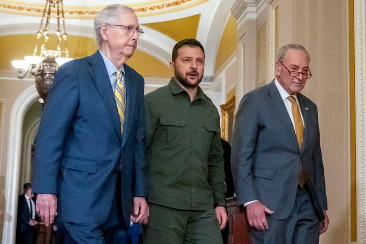 El presidente ucraniano, Volodymyr Zelensky (centro), durante una reunión con los líderes del Senado de Estados Unidos en Washington, DC, el 21 de septiembre. (Foto: AP)