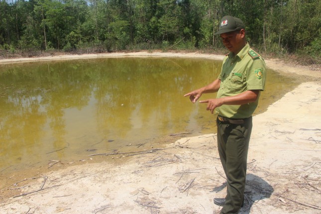 Construcción de tanques de agua, agregando sales minerales para 'combatir la sed' de animales salvajes foto 4