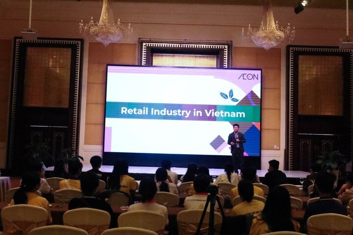 El representante de AEON Vietnam presenta la serie de seminarios y el programa 