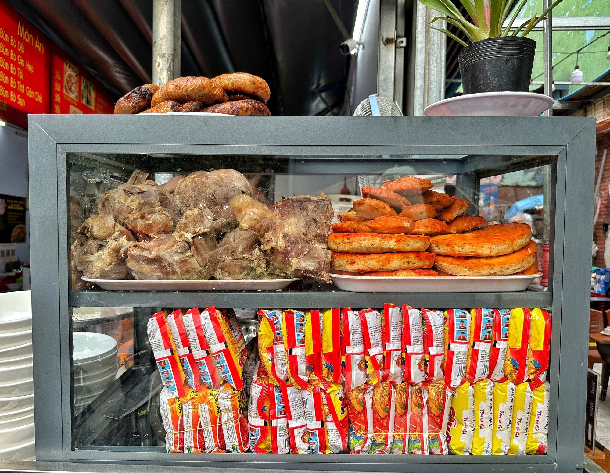 Quán bún bò dồi chiên độc lạ TP.HCM: Dời mặt bằng 7 lần, ‘càng dời càng phất’ - Ảnh 3.