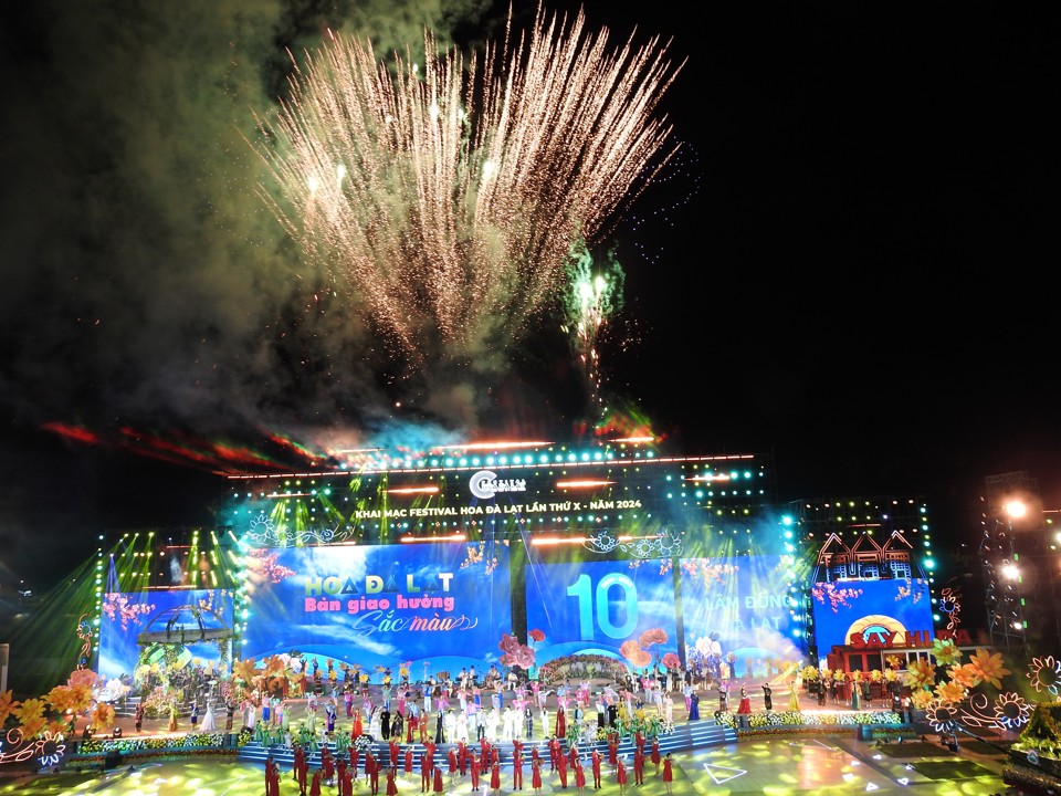 Opening of the 10th Da Lat Flower Festival - sparkling, unique and magnificent - Photo 5