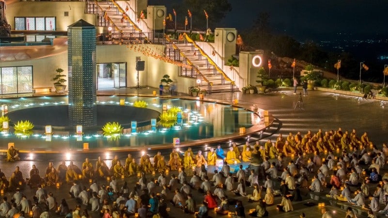 Touching moments of tourists worshiping Ba Den mountain, Tay Ninh